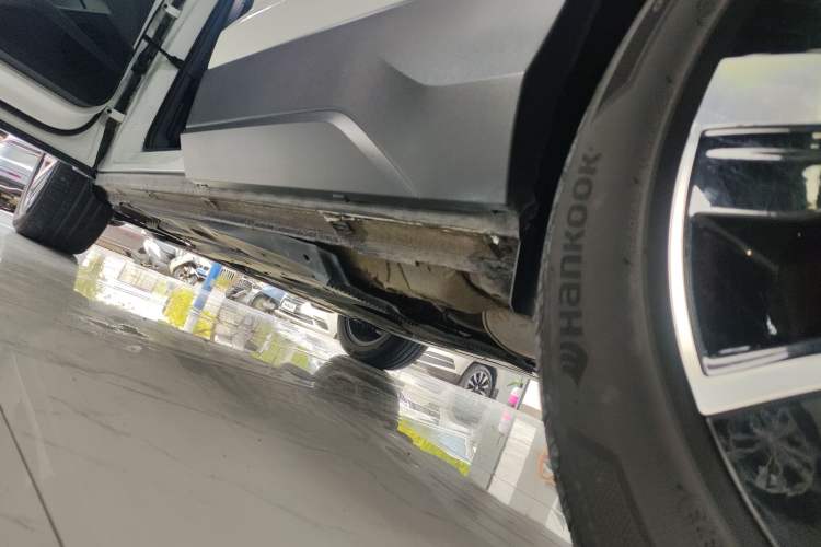 Used Volkswagen Tharu 2023 300TSI Two-Wheel-Drive Moonlight Edition Left Side Sill