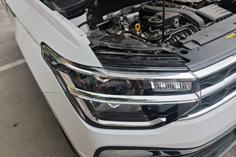 Used Volkswagen Tharu 2023 300TSI Two-Wheel-Drive Moonlight Edition Right Front Headlight