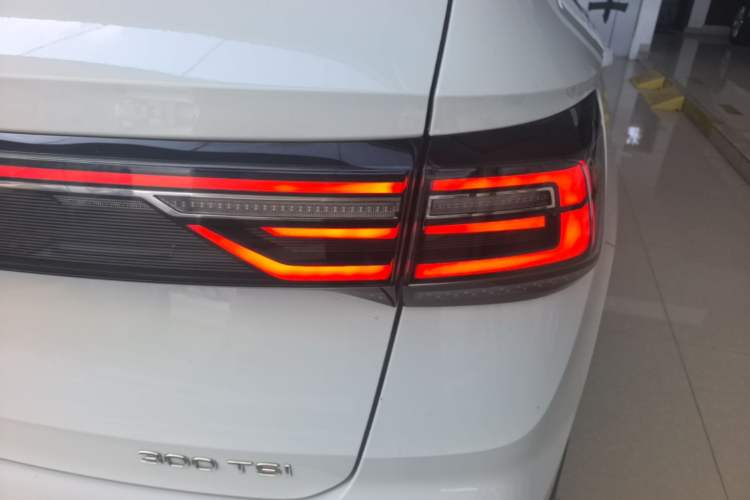 Used Volkswagen Tharu 2023 300TSI Two-Wheel-Drive Crescent Edition Right Rear Taillight