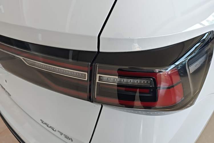 Used Volkswagen Tharu 2023 300TSI Two-Wheel-Drive Crescent Edition Right Rear Taillight