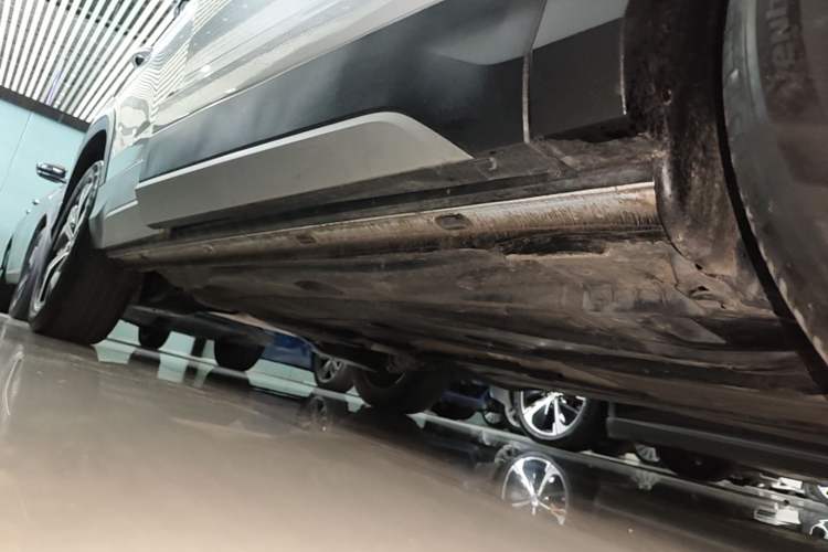 Used Volkswagen Tharu 2023 300TSI Two-Wheel-Drive Full Moon Edition Right Side Sill