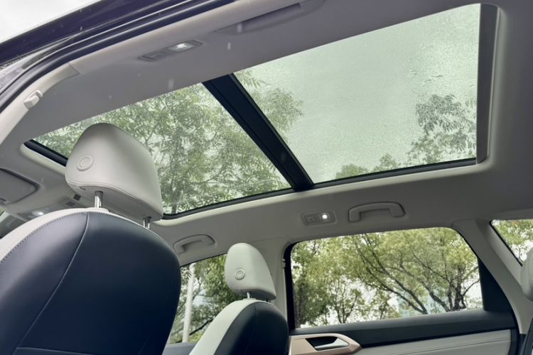 Used Volkswagen Tharu 2024 300TSI Two-Wheel-Drive Full Moon Edition Headliner
