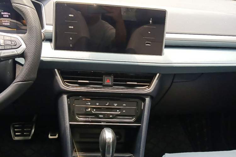 Used Volkswagen Tharu 2024 300TSI Two-Wheel-Drive Moonlight Edition Audio And AC Panel