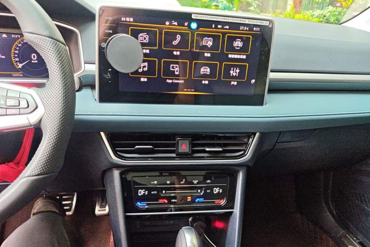 Used Volkswagen Tharu 2024 300TSI Two-Wheel-Drive Moonlight Edition Audio And AC Panel