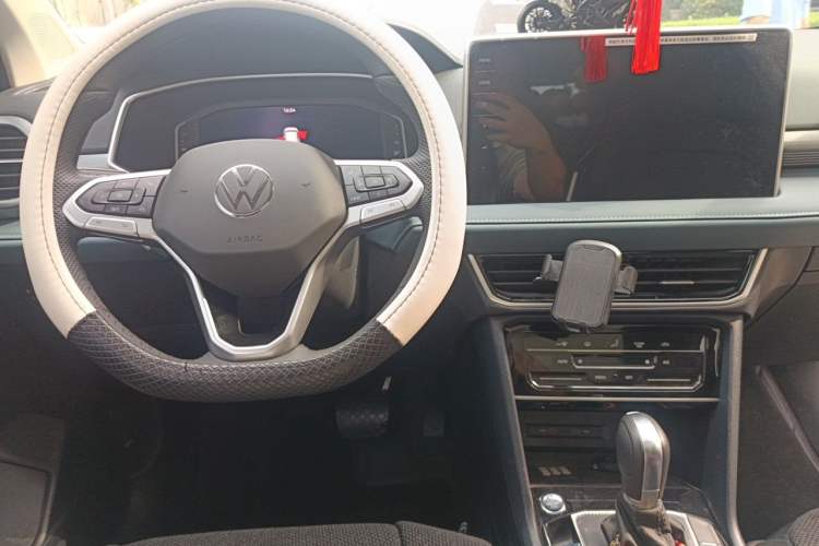 Used Volkswagen Tharu 2024 300TSI Two-Wheel-Drive Full Moon Edition Center Console