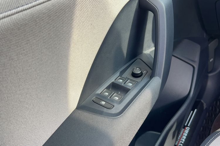 Used Volkswagen Tharu 2024 300TSI Two-Wheel-Drive Crescent Edition Interior 8