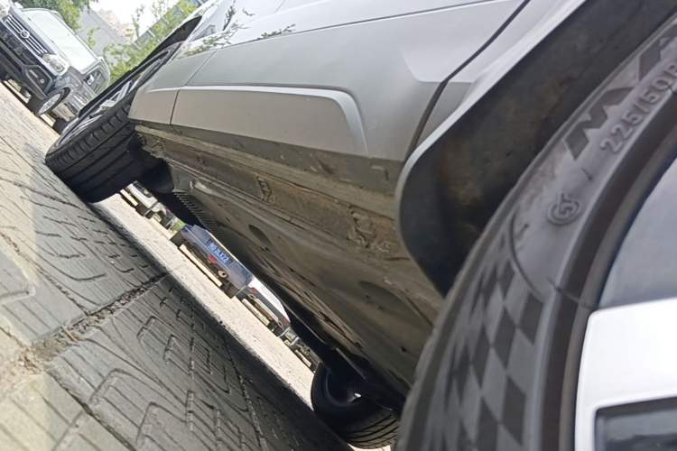 Used Volkswagen Tharu 2024 300TSI Two-Wheel-Drive Moonlight Edition Right Side Sill
