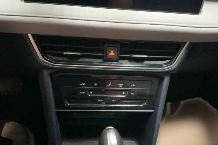 Used Volkswagen Tharu 2024 300TSI Two-Wheel-Drive Full Moon Edition Audio And AC Panel