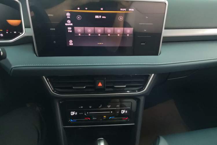 Used Volkswagen Tharu 2024 300TSI Two-Wheel-Drive Moonlight Edition Audio And AC Panel