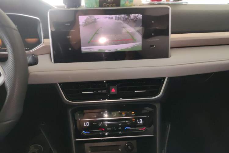 Used Volkswagen Tharu 2024 300TSI Two-Wheel-Drive Moonlight Edition Audio And AC Panel