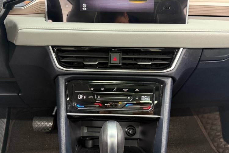 Used Volkswagen Tharu 2024 300TSI Two-Wheel-Drive Moonlight Edition Audio And AC Panel