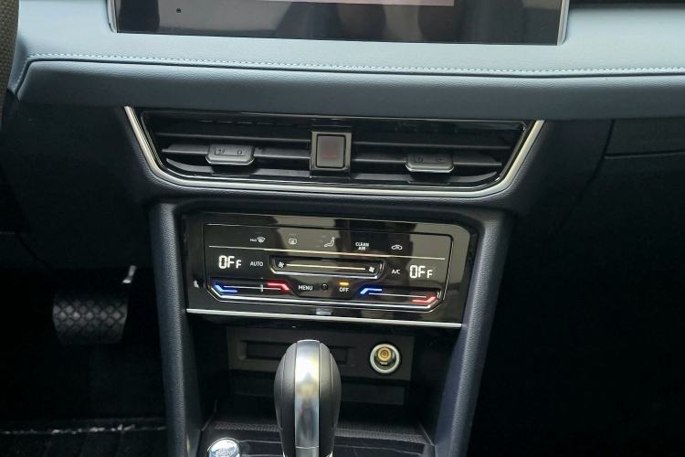 Used Volkswagen Tharu 2024 300TSI Two-Wheel-Drive Moonlight Edition Audio And AC Panel