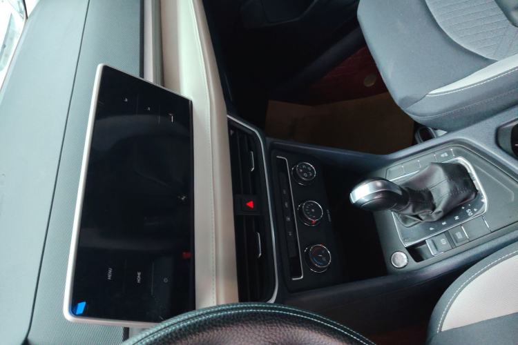 Used Volkswagen Tharu 2024 300TSI Two-Wheel-Drive Crescent Edition Audio And AC Panel