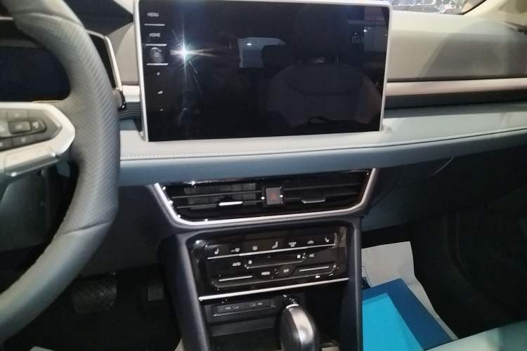 Used Volkswagen Tharu 2024 300TSI Two-Wheel-Drive Moon Luxury Edition Audio And AC Panel