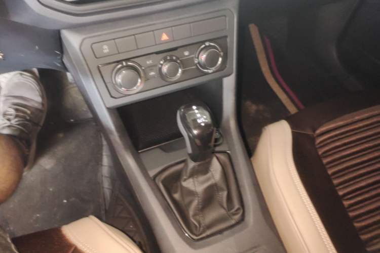 Used Volkswagen Tharu 2024 300TSI Two-Wheel-Drive Crescent Edition Gear Lever
