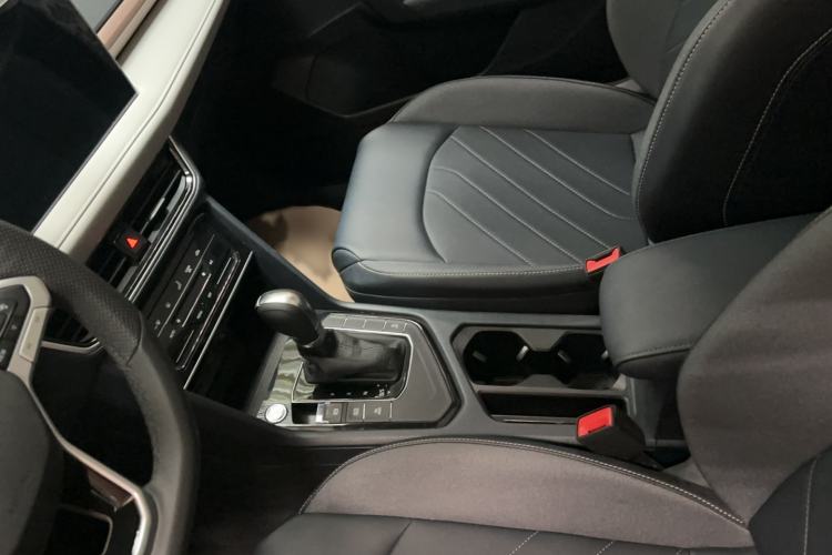Used Volkswagen Tharu 2024 300TSI Two-Wheel-Drive Full Moon Edition Interior 4