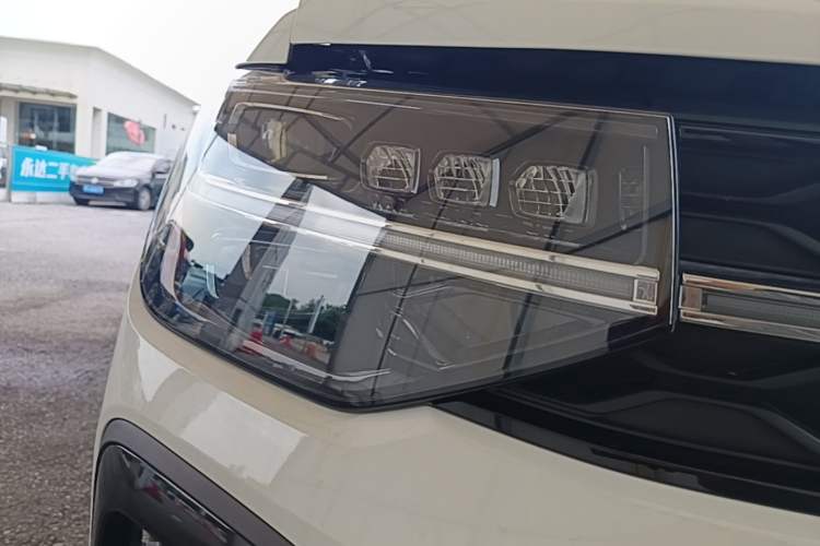 Used Volkswagen Tharu 2024 300TSI Two-Wheel-Drive Moon Luxury Edition Right Front Headlight