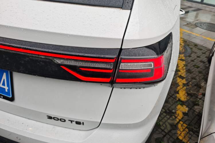Used Volkswagen Tharu 2024 300TSI Two-Wheel-Drive Moon Luxury Edition Right Rear Taillight