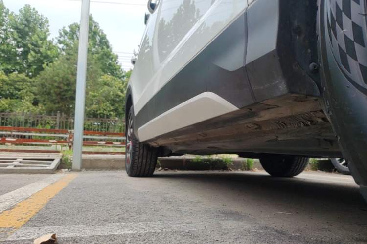 Used Volkswagen Tharu 2024 300TSI Two-Wheel-Drive Moon Luxury Edition Right Side Sill