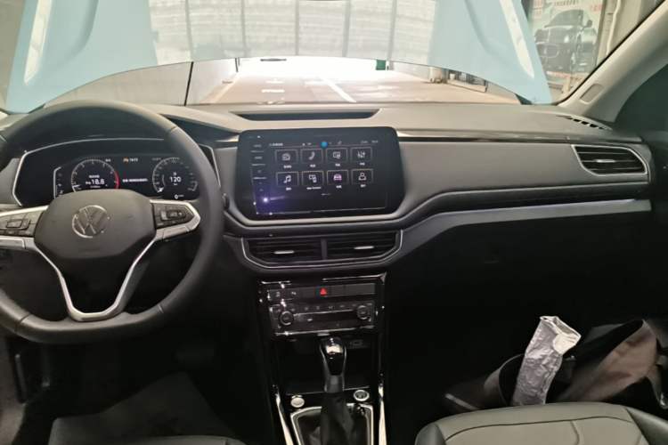 Used Volkswagen Tharu 2025 NewRui 300TSI Prestige Edition Audio And AC Panel