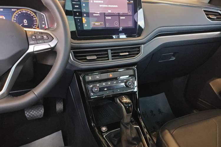 Used Volkswagen Tharu 2025 NewRui 300TSI Prestige Edition Audio And AC Panel
