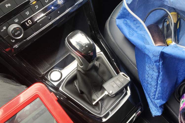 Used Volkswagen Tharu 2025 NewRui 300TSI Prestige Edition Gear Lever