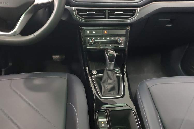 Used Volkswagen Tharu 2025 NewRui 300TSI Prestige Edition Gear Lever