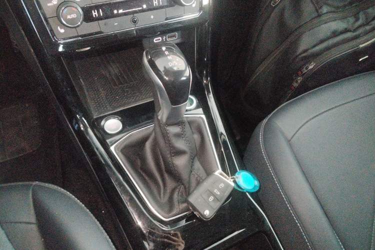 Used Volkswagen Tharu 2025 NewRui 300TSI Prestige Edition Gear Lever