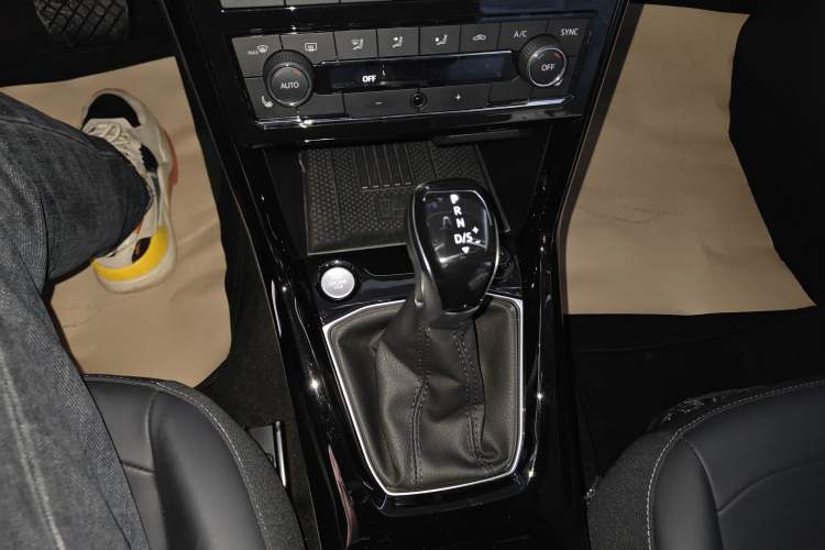 Used Volkswagen Tharu 2025 NewRui 300TSI Prestige Edition Gear Lever