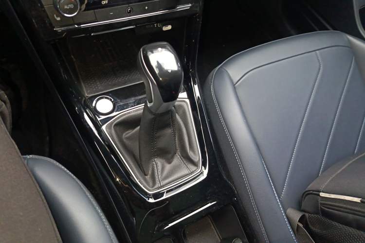 Used Volkswagen Tharu 2025 NewRui 300TSI Prestige Edition Gear Lever