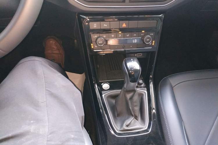 Used Volkswagen Tharu 2025 NewRui 300TSI Prestige Edition Gear Lever
