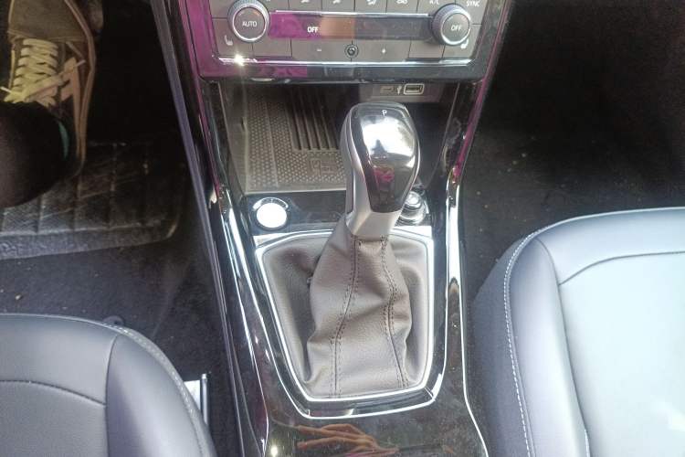 Used Volkswagen Tharu 2025 NewRui 300TSI Prestige Edition Gear Lever