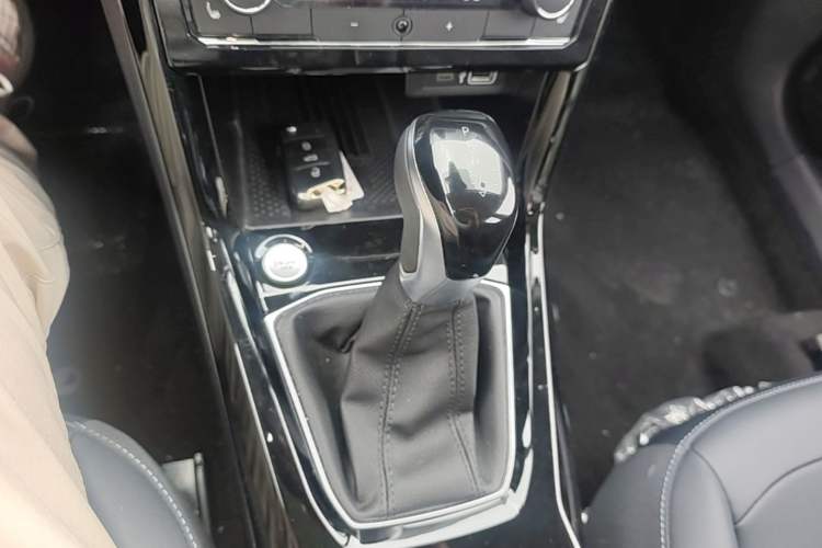 Used Volkswagen Tharu 2025 NewRui 300TSI Prestige Edition Gear Lever