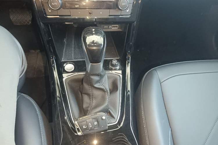Used Volkswagen Tharu 2025 NewRui 300TSI Prestige Edition Gear Lever