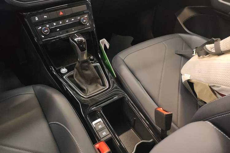Used Volkswagen Tharu 2025 NewRui 300TSI Prestige Edition Gear Lever
