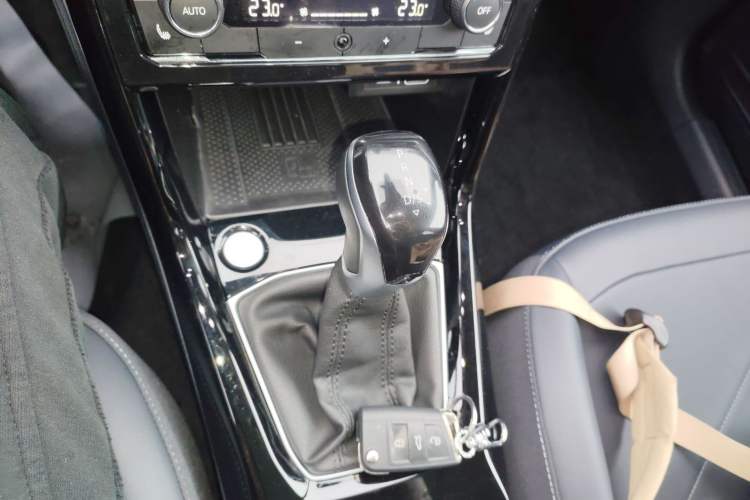 Used Volkswagen Tharu 2025 NewRui 300TSI Prestige Edition Gear Lever