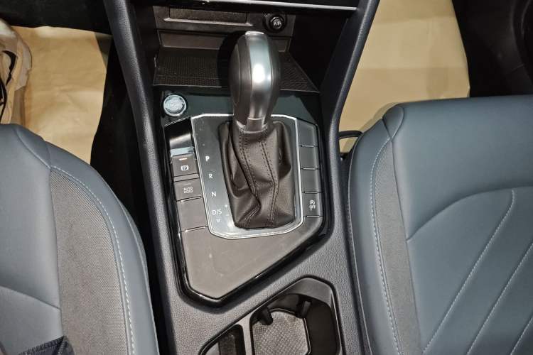 Used Volkswagen Tharu 2025 300TSI Two-Wheel-Drive Moonlight Edition Gear Lever
