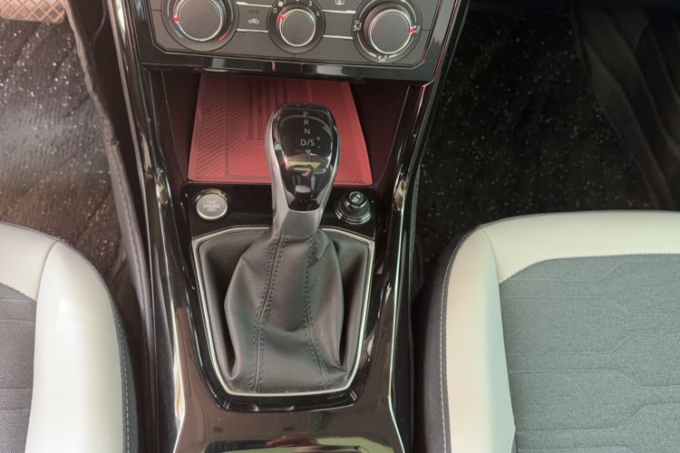 Used Volkswagen Tharu 2025 New Sharp 1.5L Ambitious Edition Gear Lever