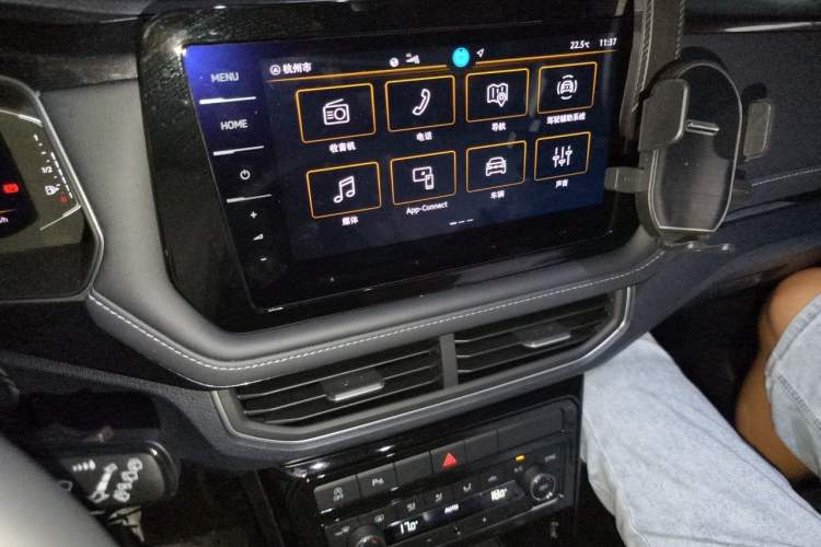 Used Volkswagen Tharu 2025 NewRui 300TSI Prestige Edition Audio And AC Panel