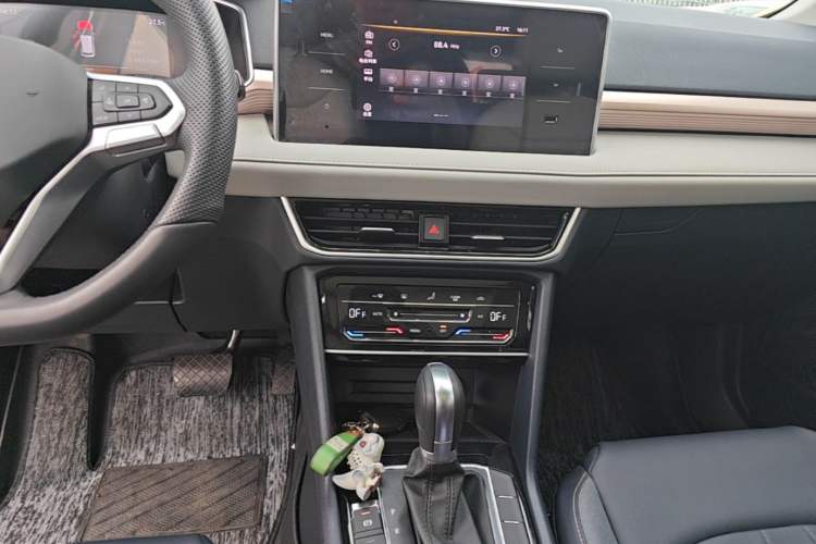 Used Volkswagen Tharu 2025 300TSI Two-Wheel-Drive Moonlight Edition Audio And AC Panel