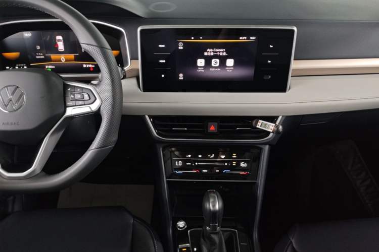 Used Volkswagen Tharu 2025 300TSI Two-Wheel-Drive Moonlight Edition Audio And AC Panel