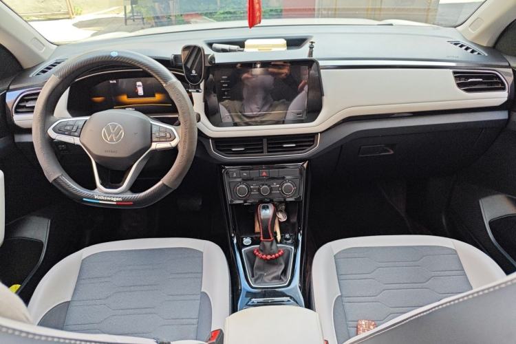 Used Volkswagen Tharu 2025 New Sharp 1.5L Ambitious Edition Center Console