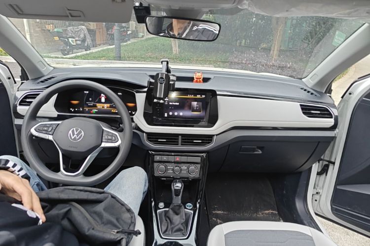 Used Volkswagen Tharu 2025 New Sharp 1.5L Ambitious Edition Center Console