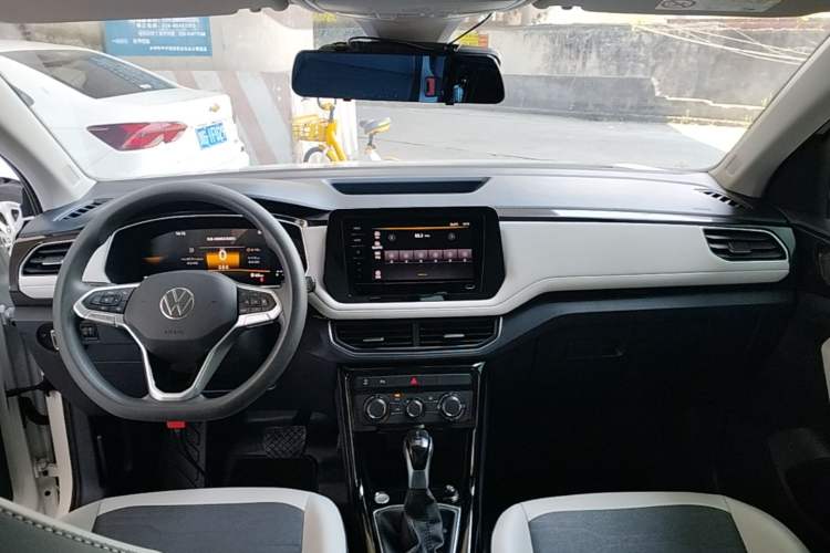 Used Volkswagen Tharu 2025 New Sharp 1.5L Ambitious Edition Center Console