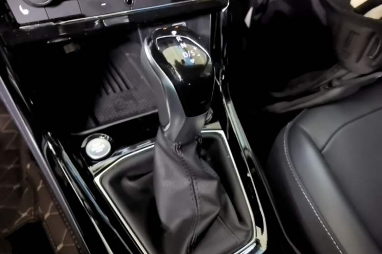 Used Volkswagen Tharu 2025 NewRui 300TSI Prestige Edition Gear Lever