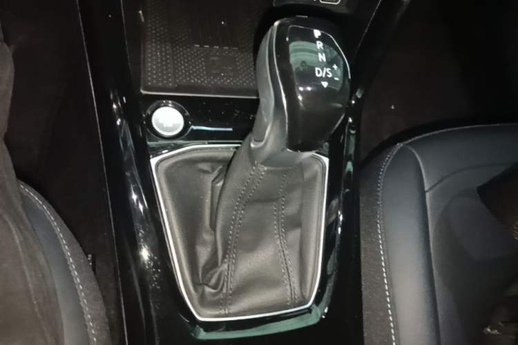 Used Volkswagen Tharu 2025 NewRui 300TSI Prestige Edition Gear Lever