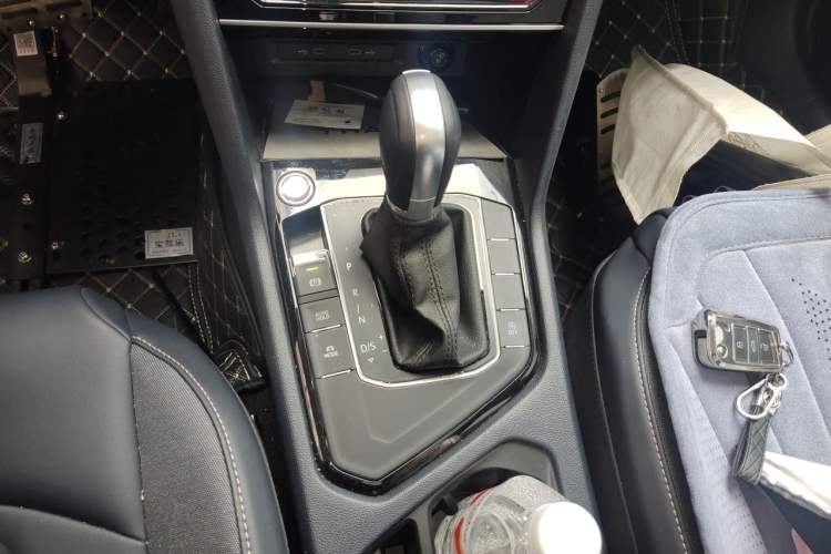 Used Volkswagen Tharu 2025 300TSI Two-Wheel-Drive Moonlight Edition Gear Lever