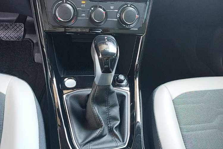 Used Volkswagen Tharu 2025 New Sharp 1.5L Ambitious Edition Gear Lever