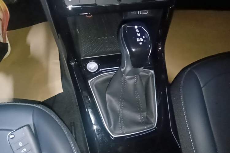 Used Volkswagen Tharu 2025 NewRui 300TSI Prestige Edition Gear Lever