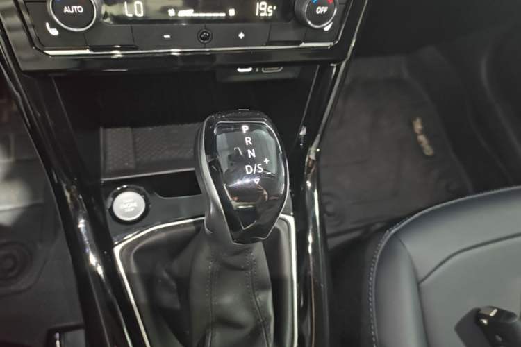 Used Volkswagen Tharu 2025 NewRui 300TSI Prestige Edition Gear Lever